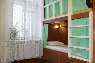 Гостиница Ticket to Train Design Hostel Санкт-Петербург Двухъярусная кровать в общем номере для женщин-4