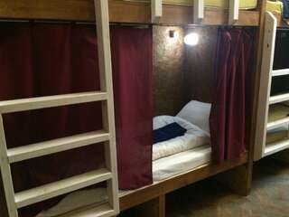 Гостиница Ticket to Train Design Hostel Санкт-Петербург Двухъярусная кровать в общем номере для мужчин и женщин-1