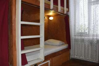 Гостиница Ticket to Train Design Hostel Санкт-Петербург Двухъярусная кровать в общем номере для мужчин и женщин-4