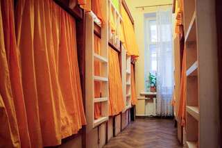 Гостиница Ticket to Train Design Hostel Санкт-Петербург Кровать в общем номере для мужчин и женщин с 10 кроватями-3
