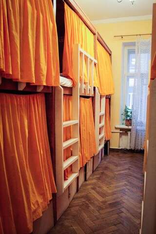 Гостиница Ticket to Train Design Hostel Санкт-Петербург Кровать в общем номере для мужчин и женщин с 10 кроватями-4